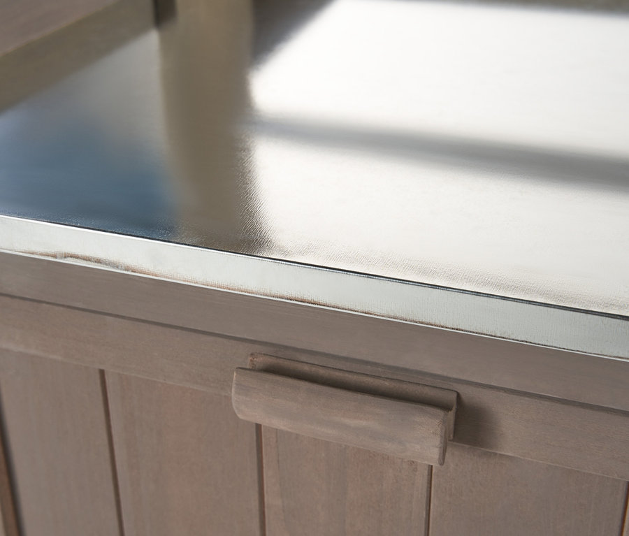 Zbliżenie stołu na rośliny z regałem »JONTE« ze srebrnym blatem i drewnianymi drzwiczkami.