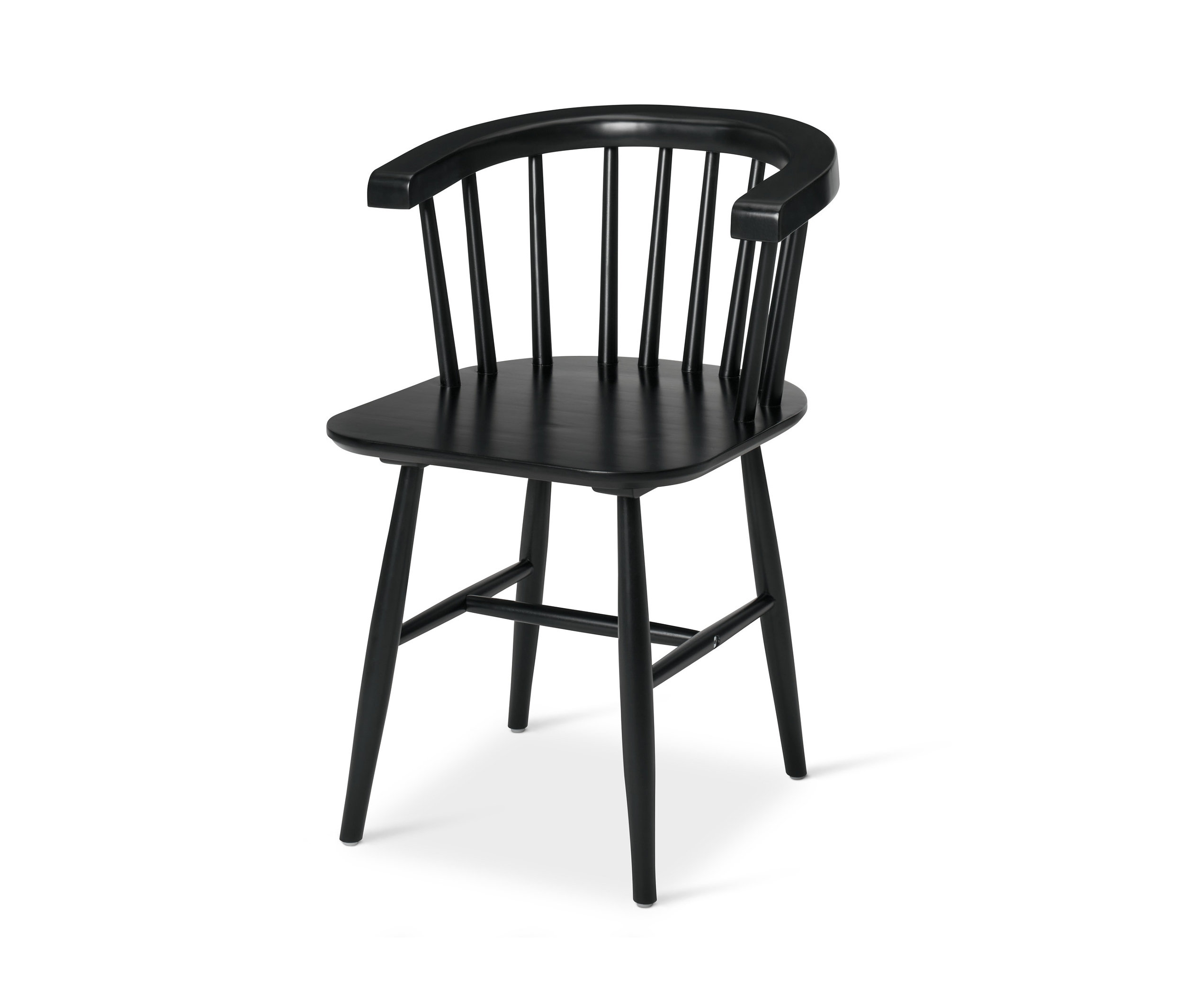 Czarne krzesło Windsor na białym tle.