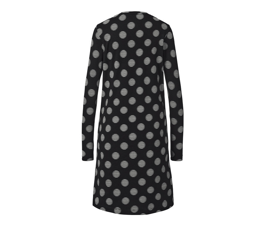 Czarna koszula nocna w białe kropki.