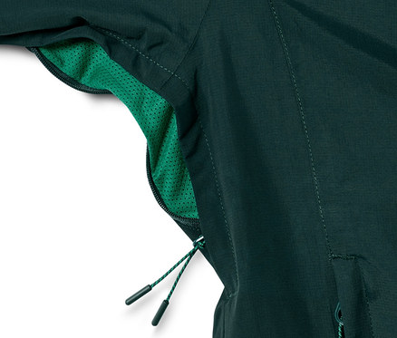 Zbliżenie na zieloną kurtkę outdoorową.