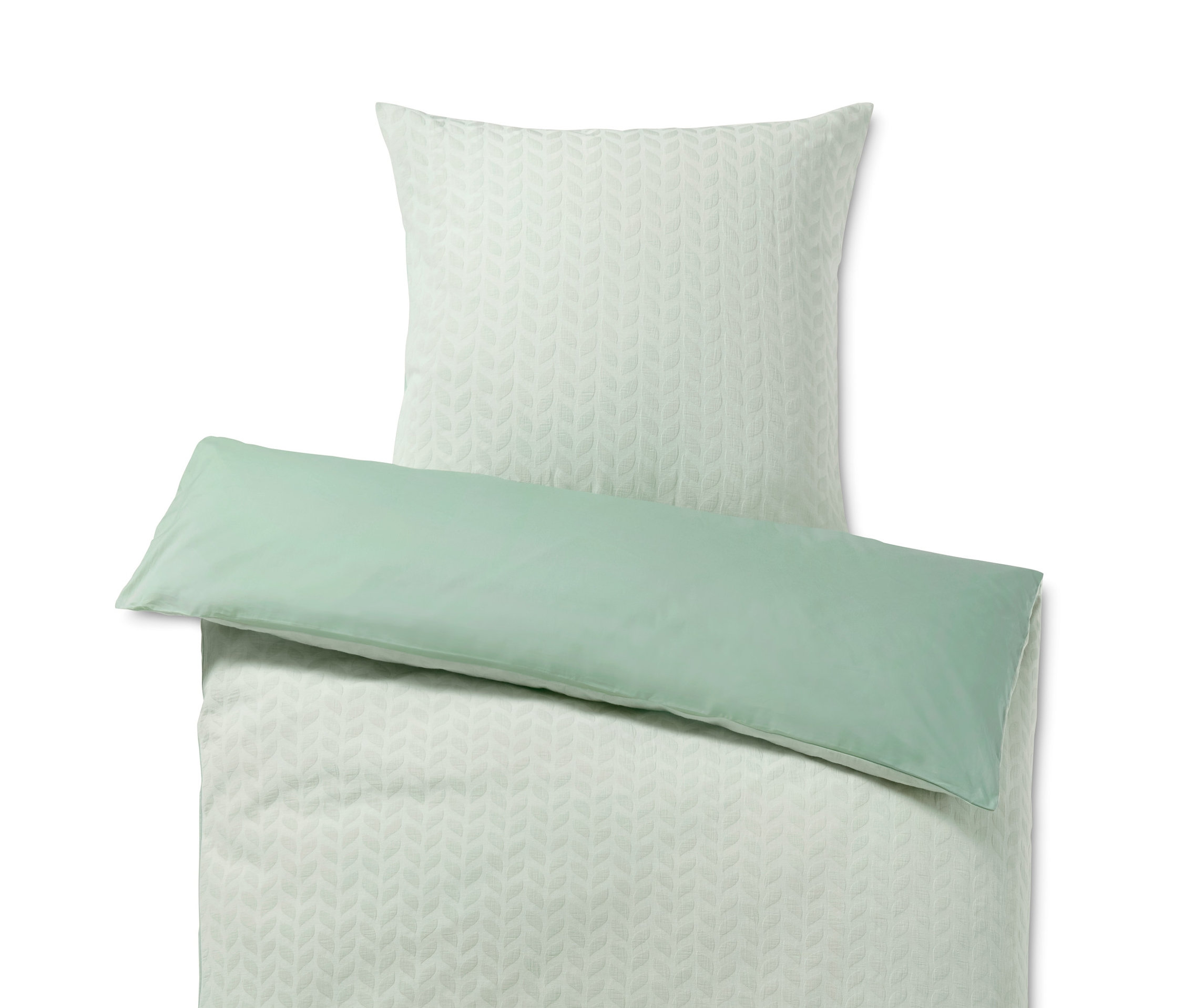 Zestaw pościeli żakardowej o standardowej wielkości z pościelą żakardową o wielkości niestandardowej i pościelą żakardową o wielkości podwójnej.