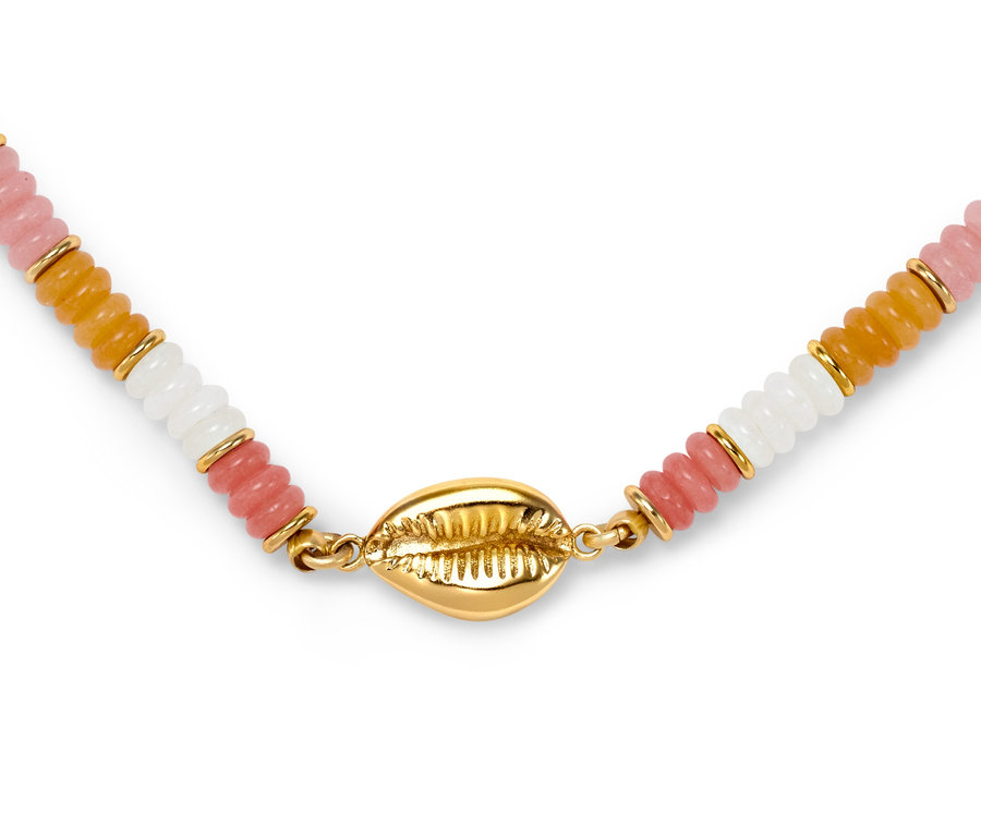 Zbliżenie na naszyjnik »Beach« z kolorowymi koralikami i złotym zapięciem w kształcie muszli.