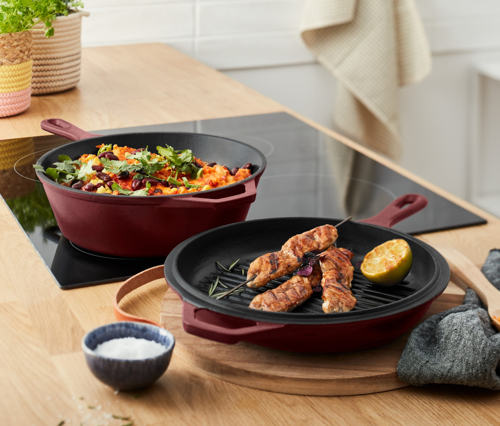 Garnek i patelnia z żeliwa, 2 w 1 z jedzeniem na płycie grzewczej.