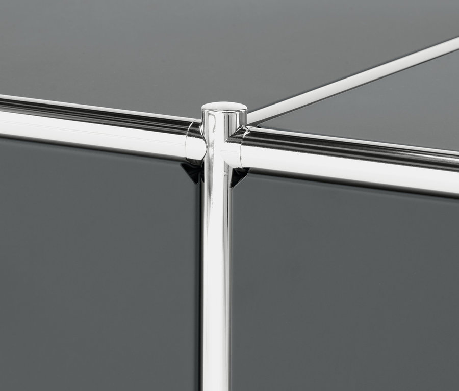 Zbliżenie na szarą komodę CN3 z chromowaną ramą.