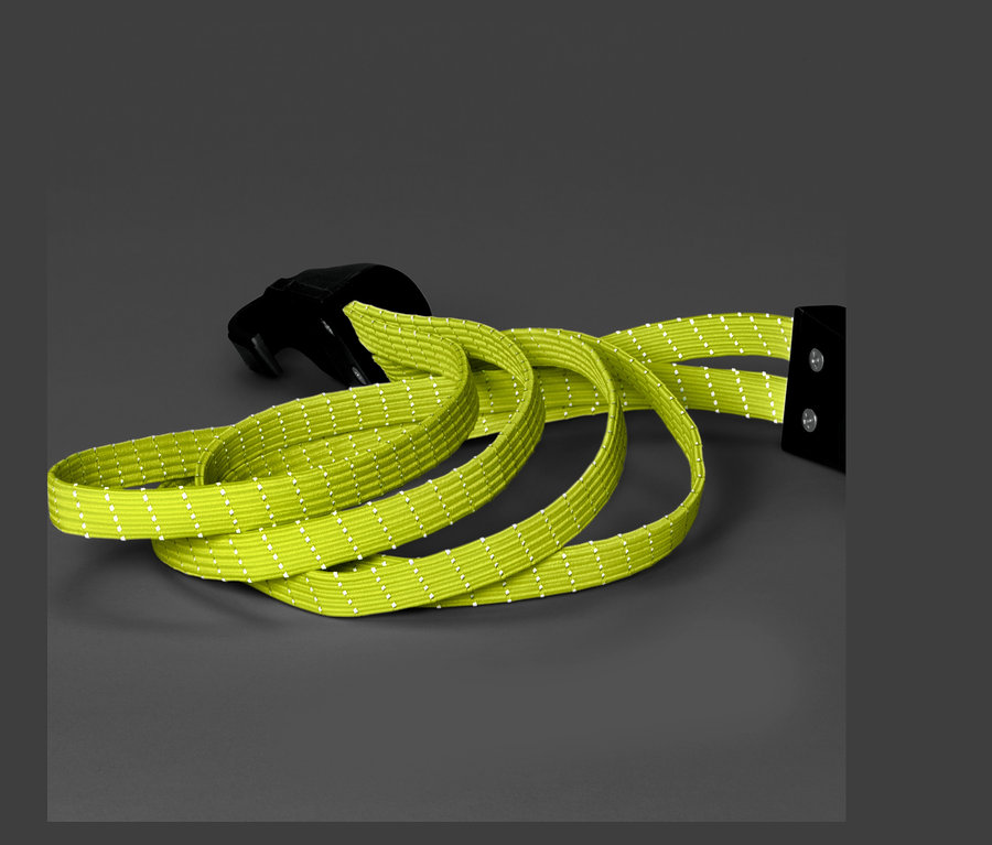 Zielony pasek mocujący do roweru z czarną klamrą na szarym tle.