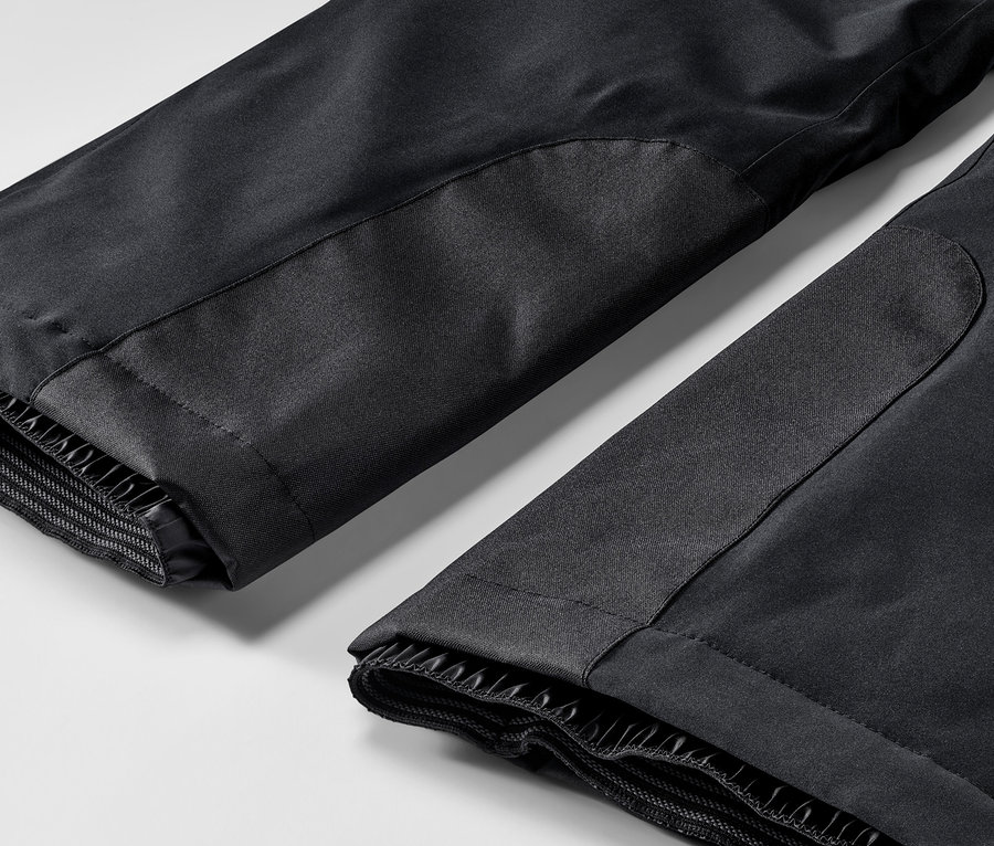 Szczegółowe ujęcie czarnych spodni narciarskich.