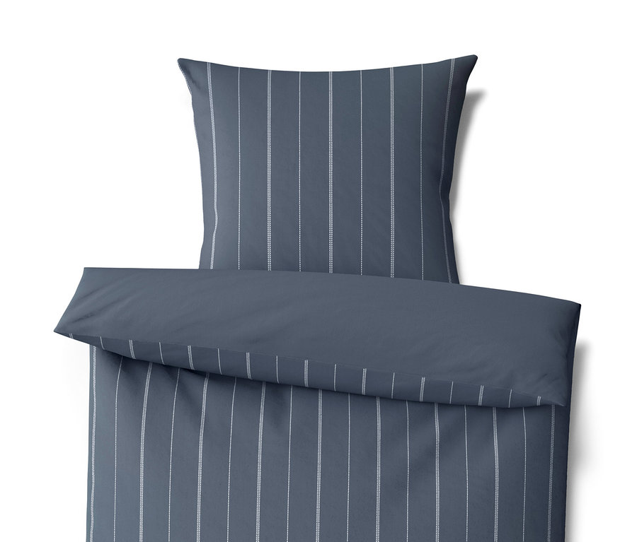 Niebieska pościel z zimowego dżerseju z pionowymi białymi paskami.