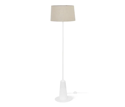 Biała lampa stojąca z tekstylnym kloszem.
