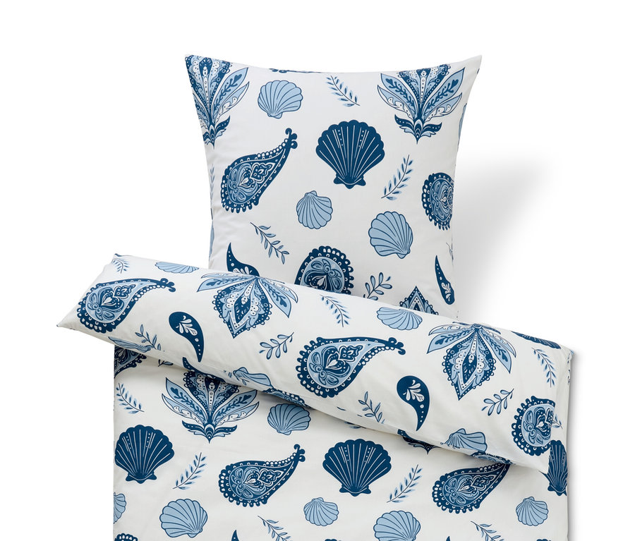 Biała pościel z bawełny renforcé w rozmiarze standardowym i niestandardowym z niebieskim wzorem muszelek i kwiatów.