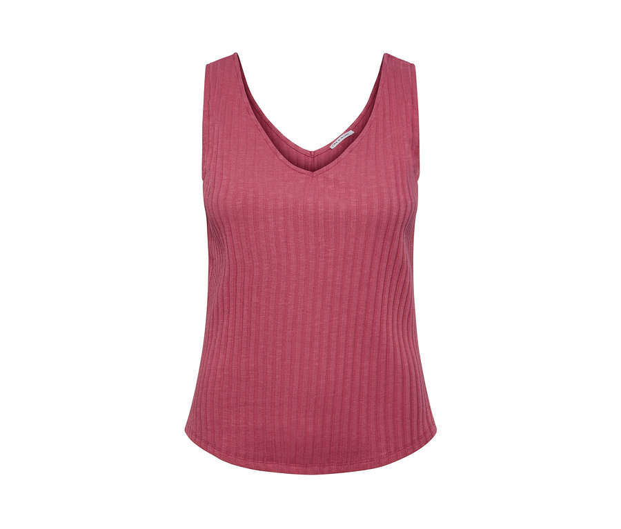 Zbliżenie jagodowego topu z prążkowanej dzianiny z dekoltem w serek.