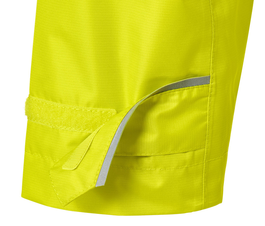 Detalle żółtej kurtki przeciwdeszczowej z zapięciem na rzep.