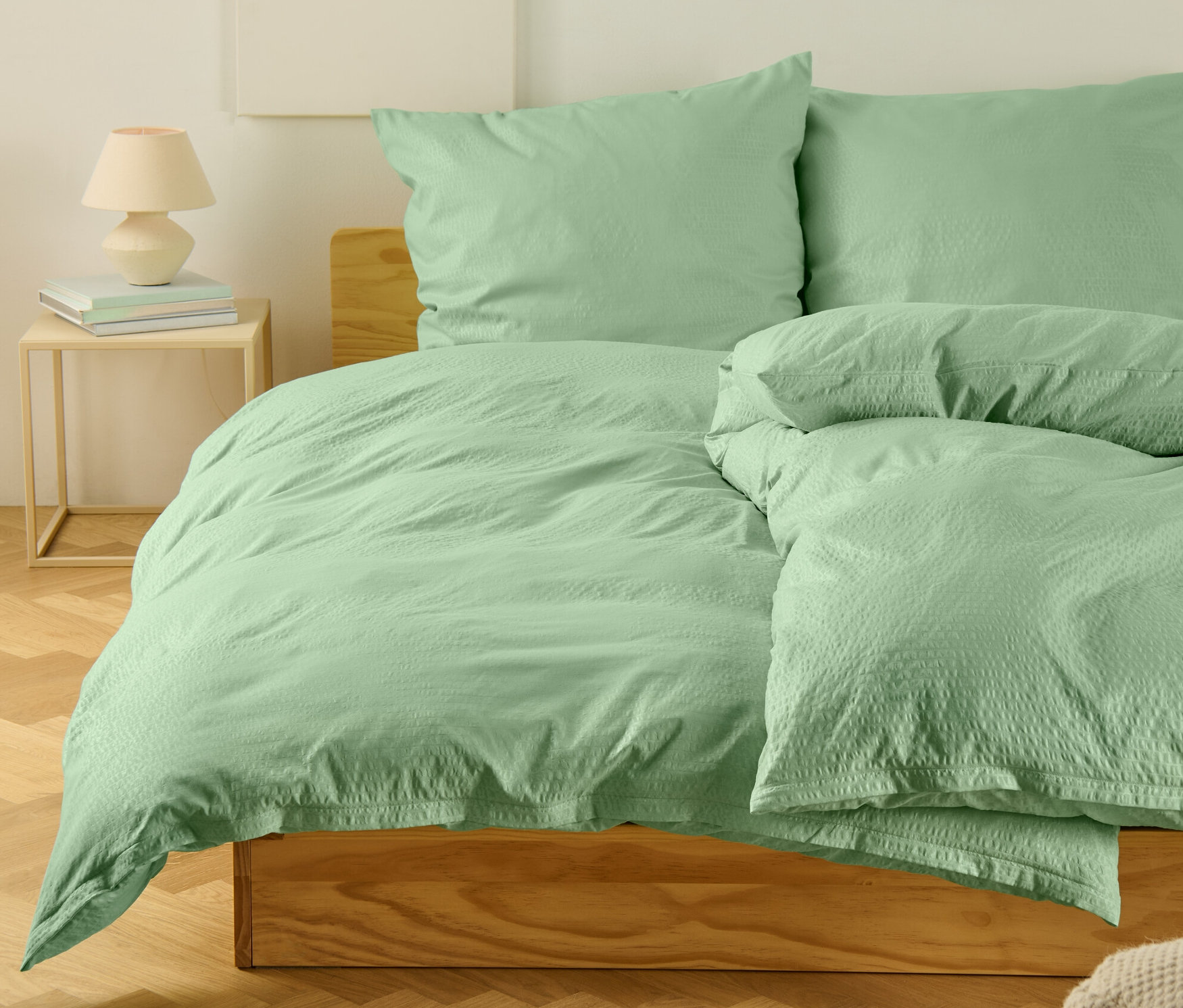 Zielona pościel z kory w standardowym i niestandardowym rozmiarze na łóżku.