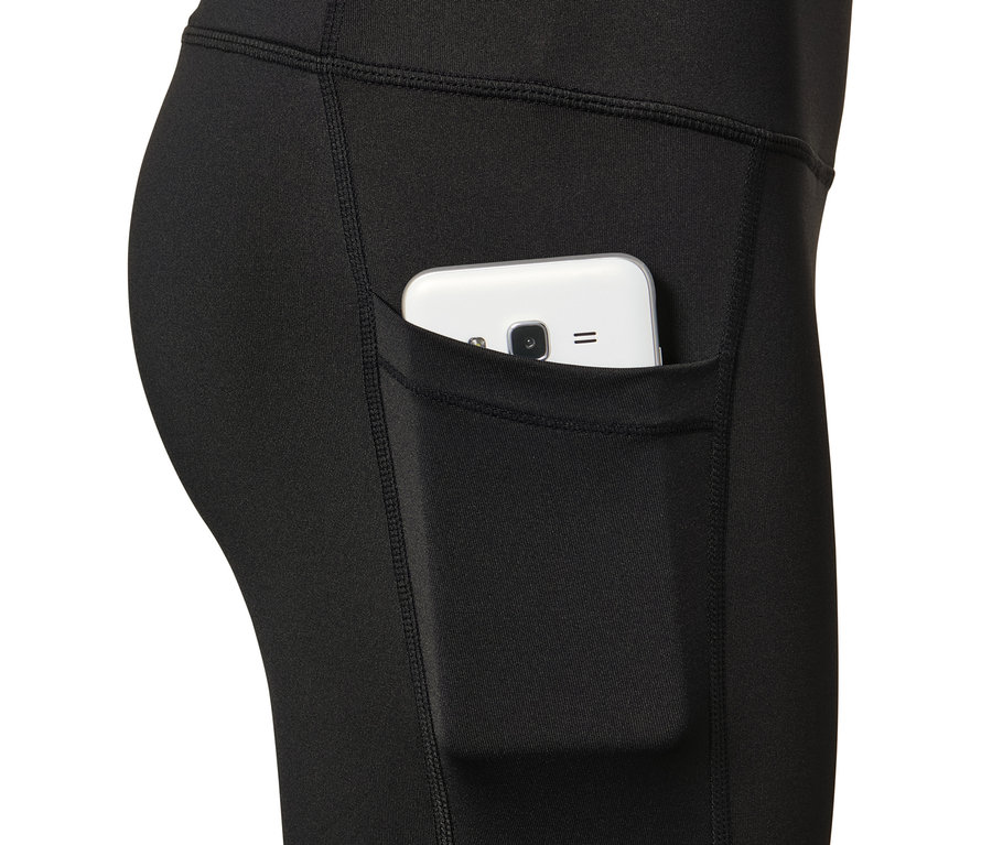 Zbliżenie na czarne legginsy sportowe o długości 3/4 z telefonem w kieszeni.