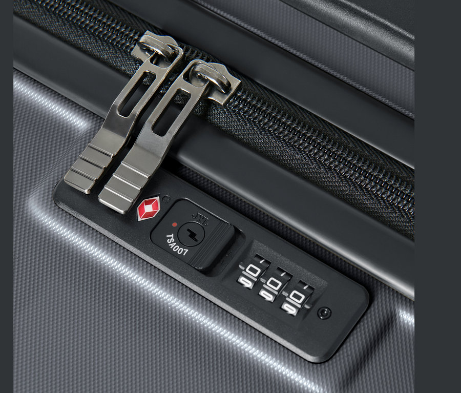 Zbliżenie na dużą walizkę z twardą skorupą z recyklingu z zamkiem TSA.