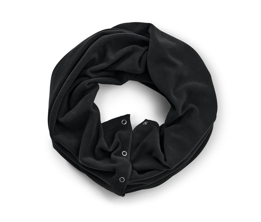 Czarny szal oversize 3 w 1 na białym tle.