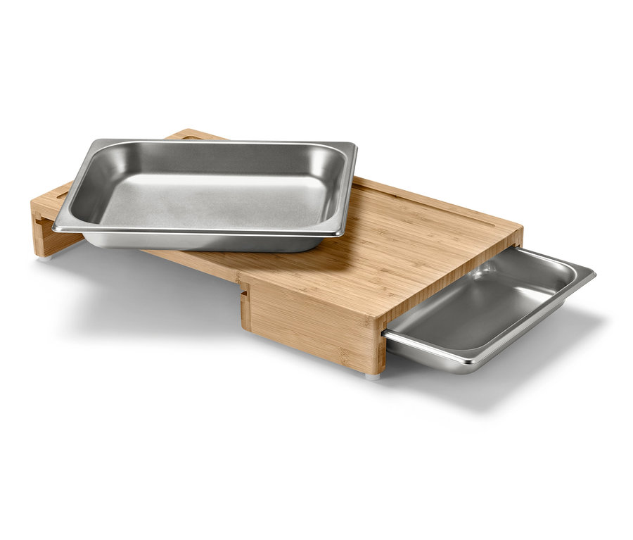 Bambusowa deska do krojenia z dwiema miskami ze stali nierdzewnej.