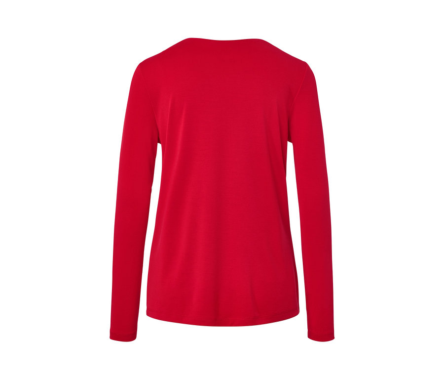 Tył czerwonej bluzki z marszczeniem.