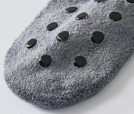 Zbliżenie na szarą skarpetokapcię z antypoślizgowymi wypustkami, 2 pary.