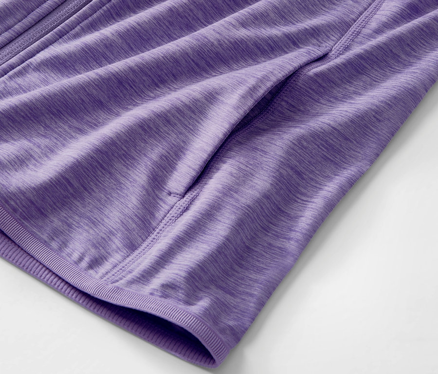 Zbliżenie na liliową bluzę sportową melanż.