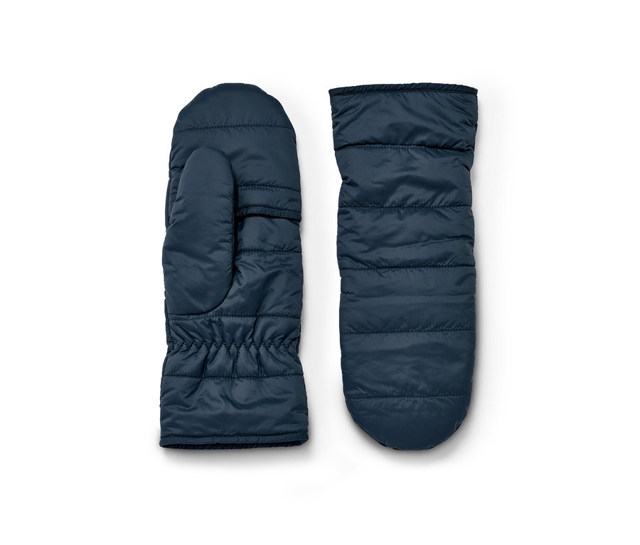 Dwie granatowe pikowane rękawice jednopalczaste z klapką leżą obok siebie na białym tle.