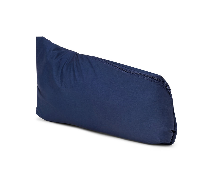 Zapakowana ultralekka kurtka przeciwdeszczowa "packable" w kolorze granatowym.