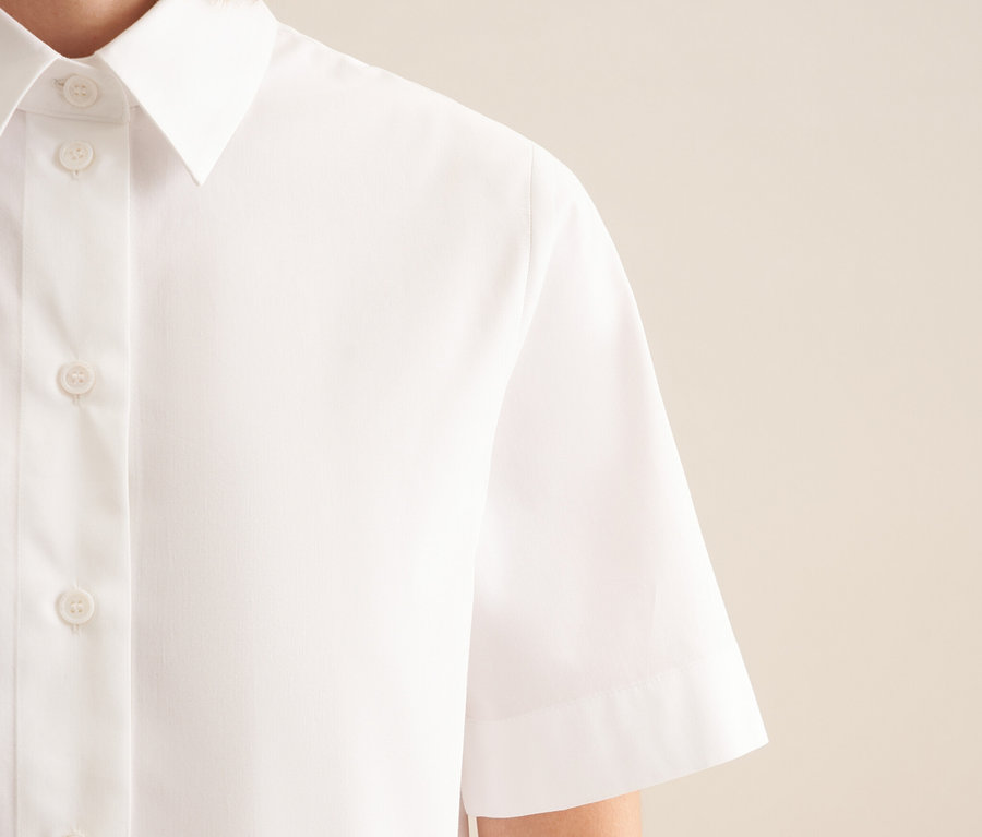 Detal białej koszuli z krótkim rękawem Seidensticker.