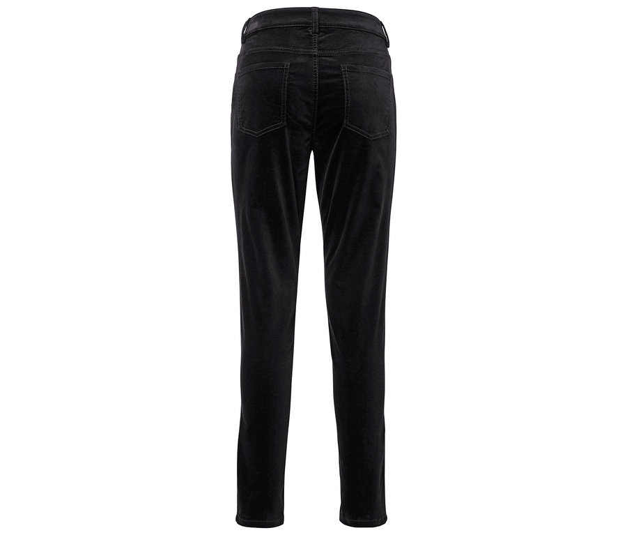 Widok z tyłu czarnych spodni sztruksowych.