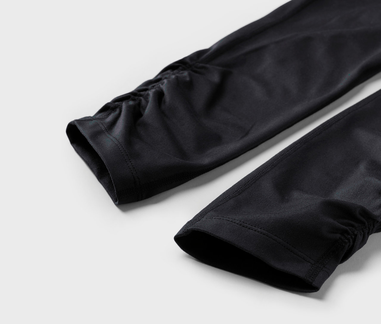 Zbliżenie na legginsy sportowe o długości 7/8.