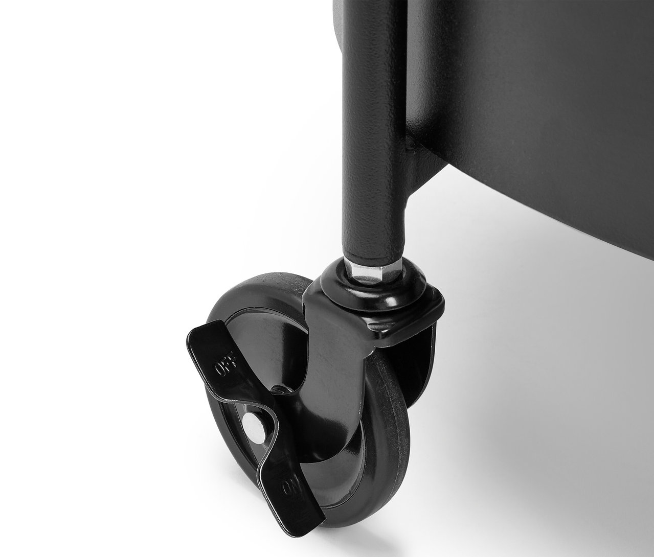 Szczegół czarnego metalowego kółka wózka z hamulcem w pozycji wyłączonej.