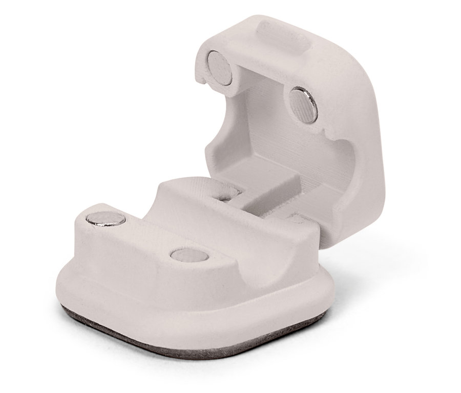 Otwarty biały uchwyt magnetyczny.