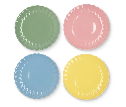 Cztery ceramiczne talerze z falistym brzegiem w kolorach: zielonym, różowym, niebieskim i żółtym.