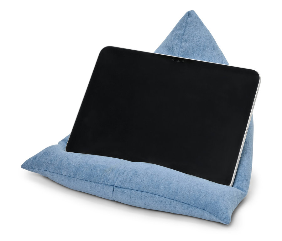 Tablet leży na niebieskiej poduszce 2 w 1 do książek i jako podpórka do czytania.