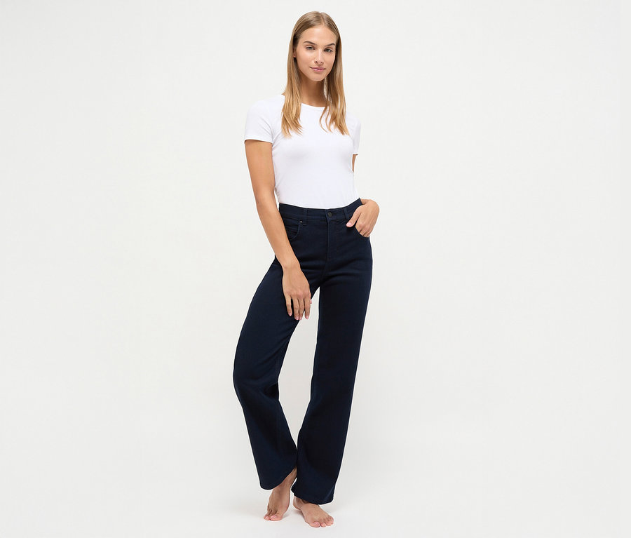 Kobieta pozuje w dżinsach Angels „Lara”, Straight Fit, night blue i białym T-shircie.