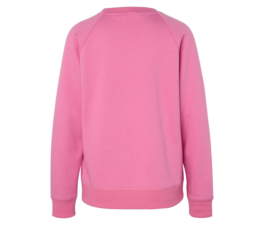 Widok z tyłu różowej bluzy z długim rękawem.