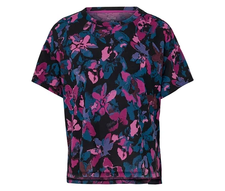 Czarny T-shirt z krótkim rękawem, z kwiatowym wzorem na całej powierzchni w kolorze różowym i niebieskim.