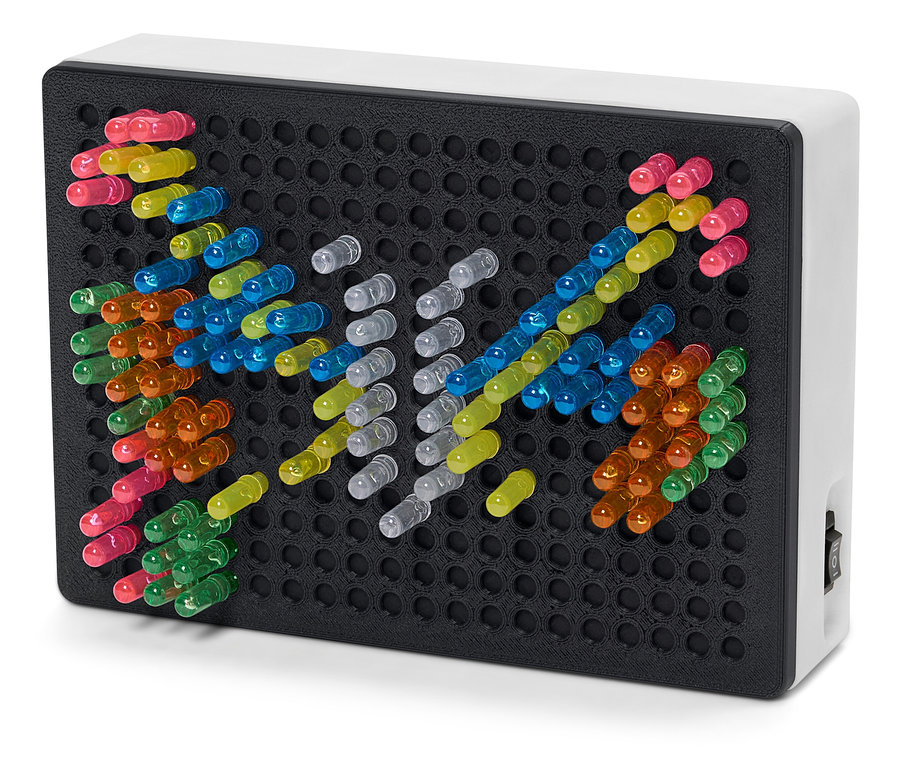 Czarna tablica z kolorowymi kołkami włożonymi w otwory.