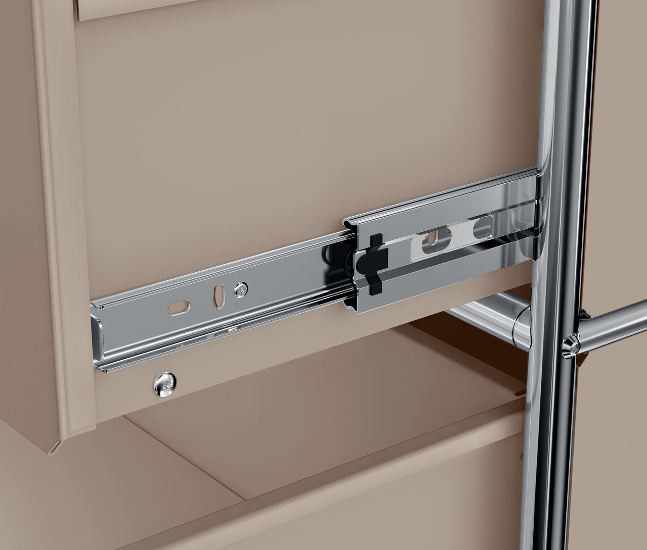 Szczegół szuflady z metalowym mechanizmem wysuwania.