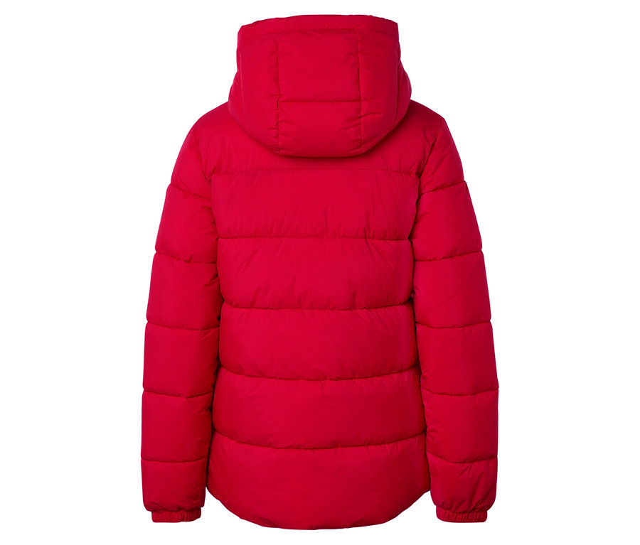 Widok z tyłu czerwonej kurtki puchowej z kapturem.