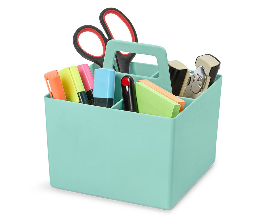 Turkusowy organizer na biurko wypełniony nożyczkami, zakreślaczami, notatnikami i zszywaczem.