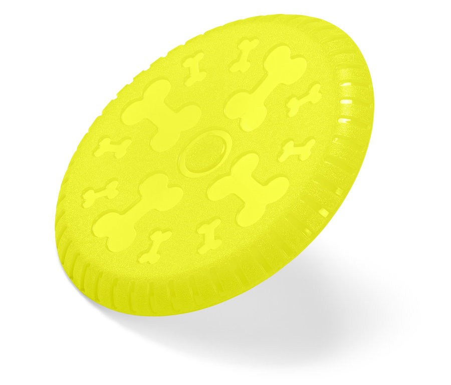 Żółte frisbee dla psa z wytłoczonymi kośćmi na białym tle.