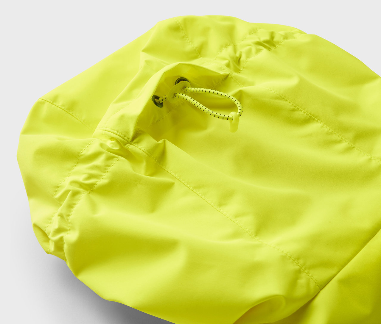 Detal żółtej kurtki ze sznurkiem.