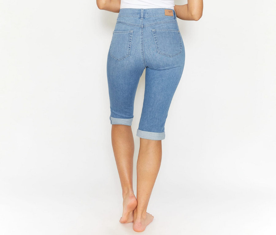 Kobieta ma na sobie dżinsy Angels „Capri Turn-Up”, Slim Fit, light blue, widziane z tyłu.