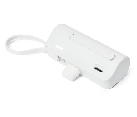 Biały, prostokątny power bank ze zintegrowanym złączem USB-C i pętlą leży na białym tle.