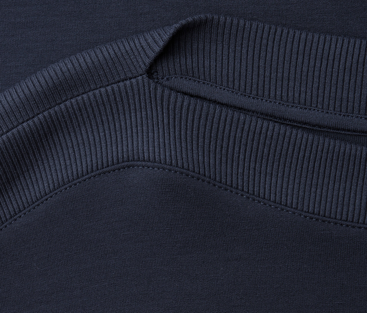 Zbliżenie na prążkowany dekolt granatowej koszulki Street One.