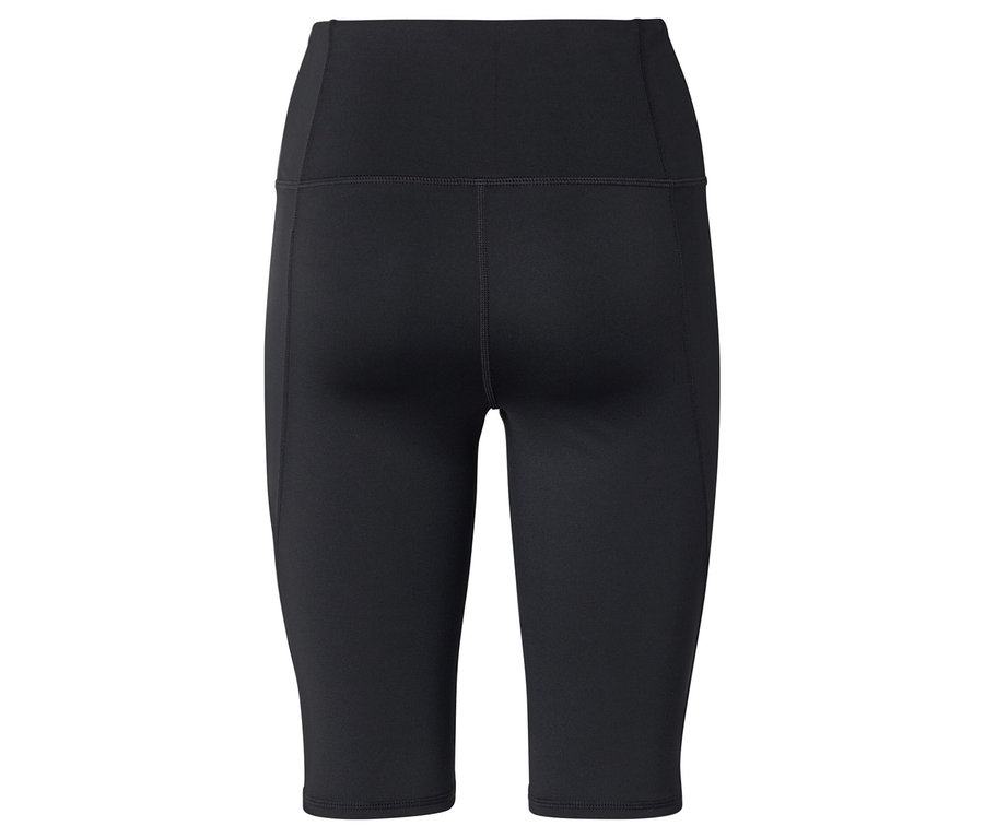 Widok z tyłu czarnych, obcisłych szortów sportowych.