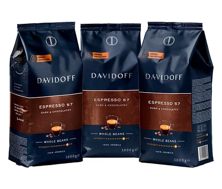 Trzy ciemnoniebieskie opakowania z ziarnami kawy Davidoff Espresso 57 ustawione obok siebie.