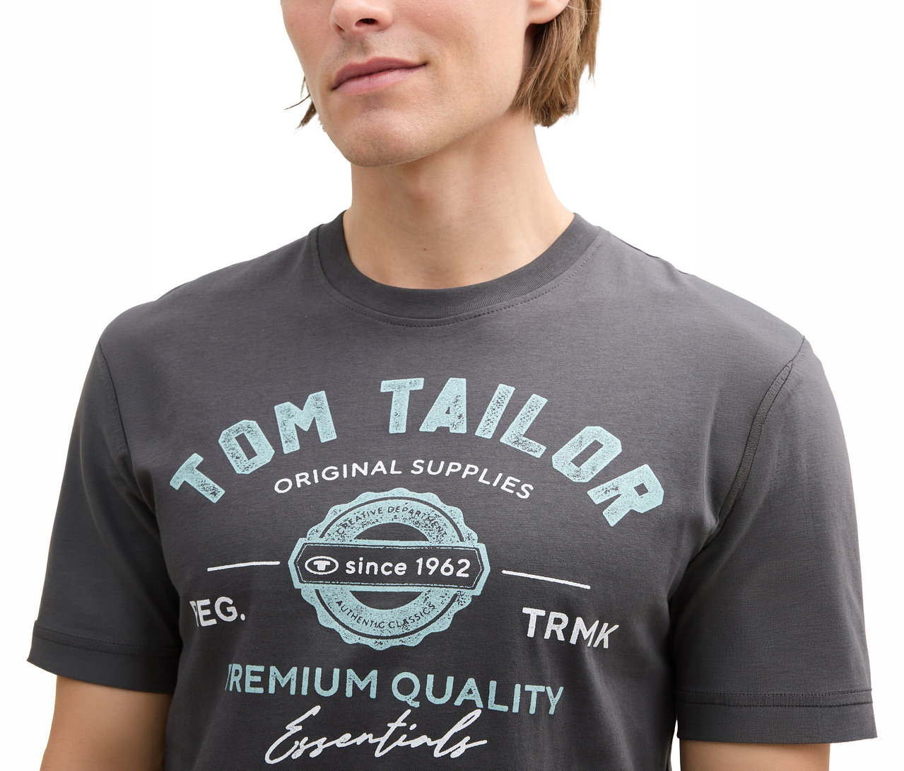 Mężczyzna ma na sobie szarą koszulkę Tom Tailor z logo, Tarmac Grey.