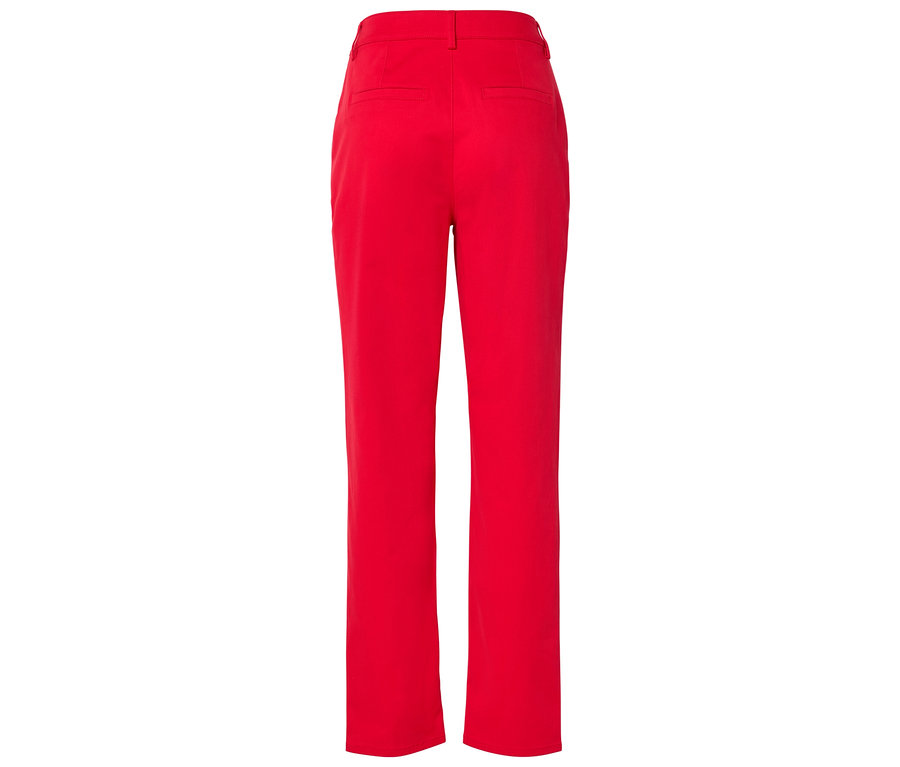 Widok z tyłu czerwonych spodni o prostych nogawkach.