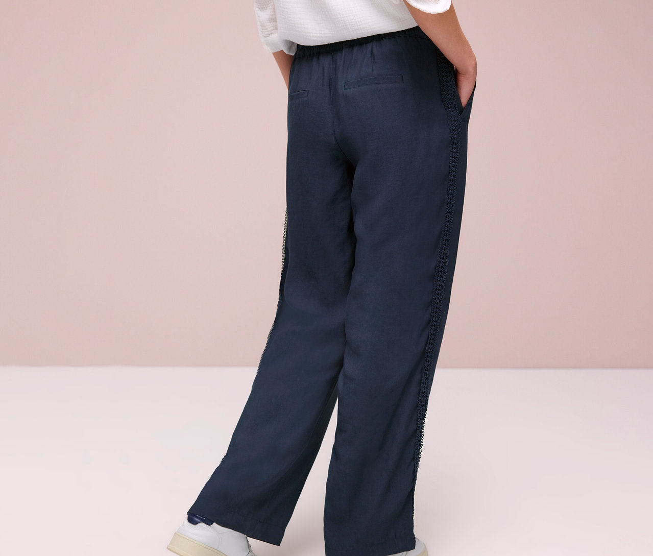 Osoba z tyłu w spodniach Street One „Emee” i białych tenisówkach.