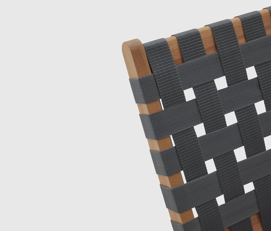 Szczegółowy widok krzesła z drewnianą ramą i tkanym, szarym siedziskiem.